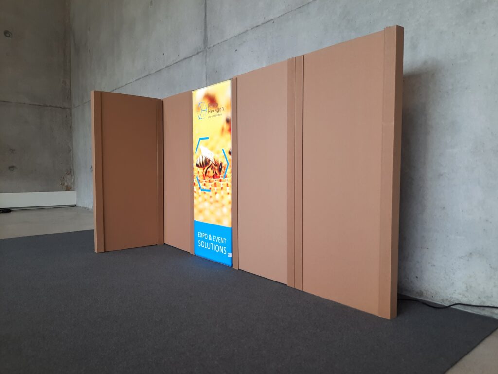 Trennwand ECOPANEL, POS, Mobiliar und Messestände aus recyceltem und recycelbarem Karton, natürlich, biologisch abbaubar, nachhaltig, umweltfreundlich, umweltfreundliche Konstruktion mit erheblicher Reduzierung der CO2-Emissionen, vorteilhaft im Hinblick auf den ökologischen Fussabdruck, leichte Lösung, einfach aufzubauen und zu transportieren, eine Geste für den Planeten, ein umweltbewusstes Image, innovativ und modern, im Einklang mit ökologischen Werten, nein zur Plastikverschmutzung, Pharo Hexagon