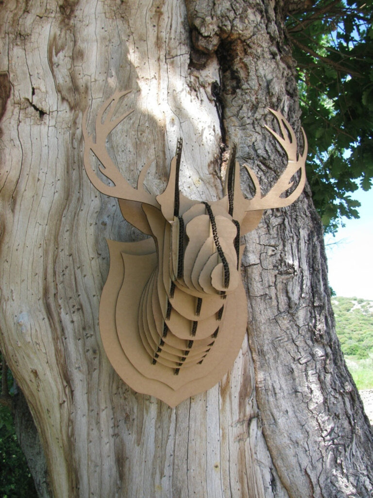 Trophée en carton recyclé et recyclable, naturel, biodégradable, durable, écologique, construction respectueuse de l'environnement avec une réduction d’émission de CO2 considérable, avantageux en termes d'empreinte écologique, solution légère, facile à monter et à transporter, un geste pour la planète, une image éco-responsable, innovante et moderne, en accord avec les valeurs écologiques, non à la pollution en plastique