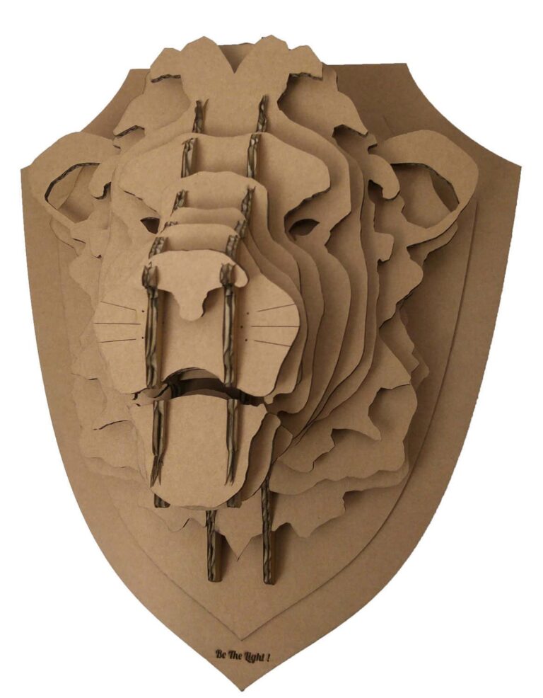 Trophée en carton recyclé et recyclable, naturel, biodégradable, durable, écologique, construction respectueuse de l'environnement avec une réduction d’émission de CO2 considérable, avantageux en termes d'empreinte écologique, solution légère, facile à monter et à transporter, un geste pour la planète, une image éco-responsable, innovante et moderne, en accord avec les valeurs écologiques, non à la pollution en plastique, Pharo Hexagon