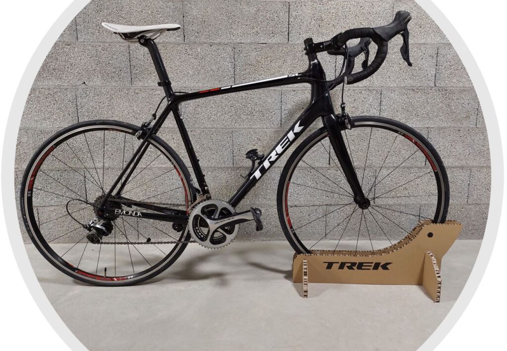 Support de vélo en carton recyclé et recyclable, naturel, biodégradable, durable, écologique, construction respectueuse de l'environnement avec une réduction d’émission de CO2 considérable, avantageux en termes d'empreinte écologique, solution légère, facile à monter et à transporter, un geste pour la planète, une image éco-responsable, innovante et moderne, en accord avec les valeurs écologiques, non à la pollution en plastique