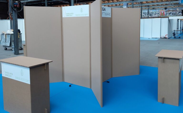 Cloison ECOPANEL, PLV, mobilier et stand d’exposition en carton recyclé et recyclable, naturel, biodégradable, durable, écologique, construction respectueuse de l'environnement avec une réduction d’émission de CO2 considérable, avantageux en termes d'empreinte écologique, solution légère, facile à monter et à transporter, un geste pour la planète, une image éco-responsable, innovante et moderne, en accord avec les valeurs écologiques, non à la pollution en plastique