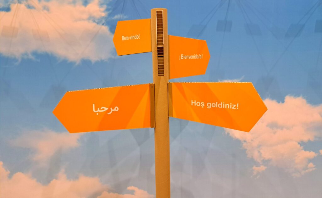 Poteau indicateur en carton recyclé et recyclable, naturel, biodégradable, durable, écologique, construction respectueuse de l'environnement avec une réduction d’émission de CO2 considérable, avantageux en termes d'empreinte écologique, solution légère, facile à monter et à transporter, un geste pour la planète, une image éco-responsable, innovante et moderne, en accord avec les valeurs écologiques, non à la pollution en plastique