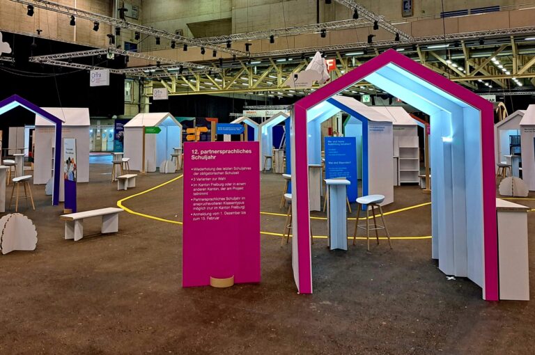 Cloison ECOPANEL, PLV, mobilier et stand d’exposition en carton recyclé et recyclable, naturel, biodégradable, durable, écologique, construction respectueuse de l'environnement avec une réduction d’émission de CO2 considérable, avantageux en termes d'empreinte écologique, solution légère, facile à monter et à transporter, un geste pour la planète, une image éco-responsable, innovante et moderne, en accord avec les valeurs écologiques, non à la pollution en plastique