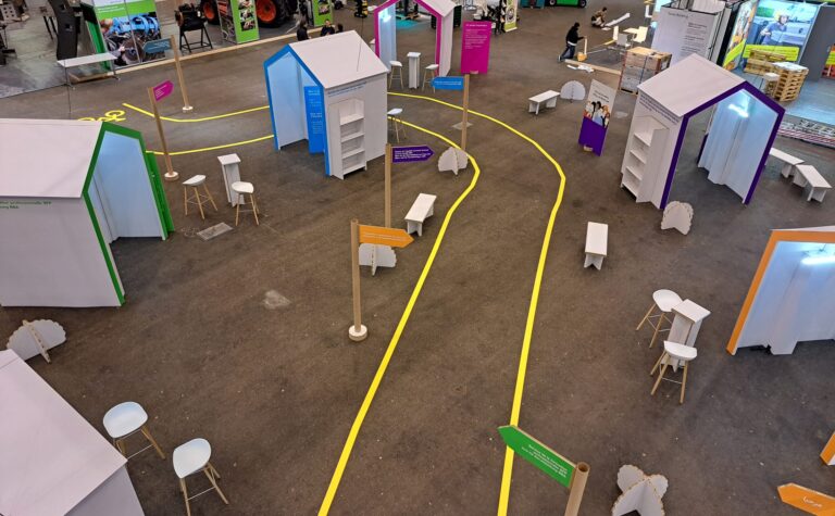 Cloison ECOPANEL, PLV, mobilier et stand d’exposition en carton recyclé et recyclable, naturel, biodégradable, durable, écologique, construction respectueuse de l'environnement avec une réduction d’émission de CO2 considérable, avantageux en termes d'empreinte écologique, solution légère, facile à monter et à transporter, un geste pour la planète, une image éco-responsable, innovante et moderne, en accord avec les valeurs écologiques, non à la pollution en plastique