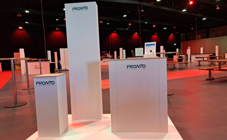 PLV et mobilier en carton recyclé et recyclable, naturel, biodégradable, durable, écologique, construction respectueuse de l'environnement avec une réduction d’émission de CO2 considérable, avantageux en termes d'empreinte écologique, solution légère, facile à monter et à transporter, un geste pour la planète, une image éco-responsable, innovante et moderne, en accord avec les valeurs écologiques, non à la pollution en plastique