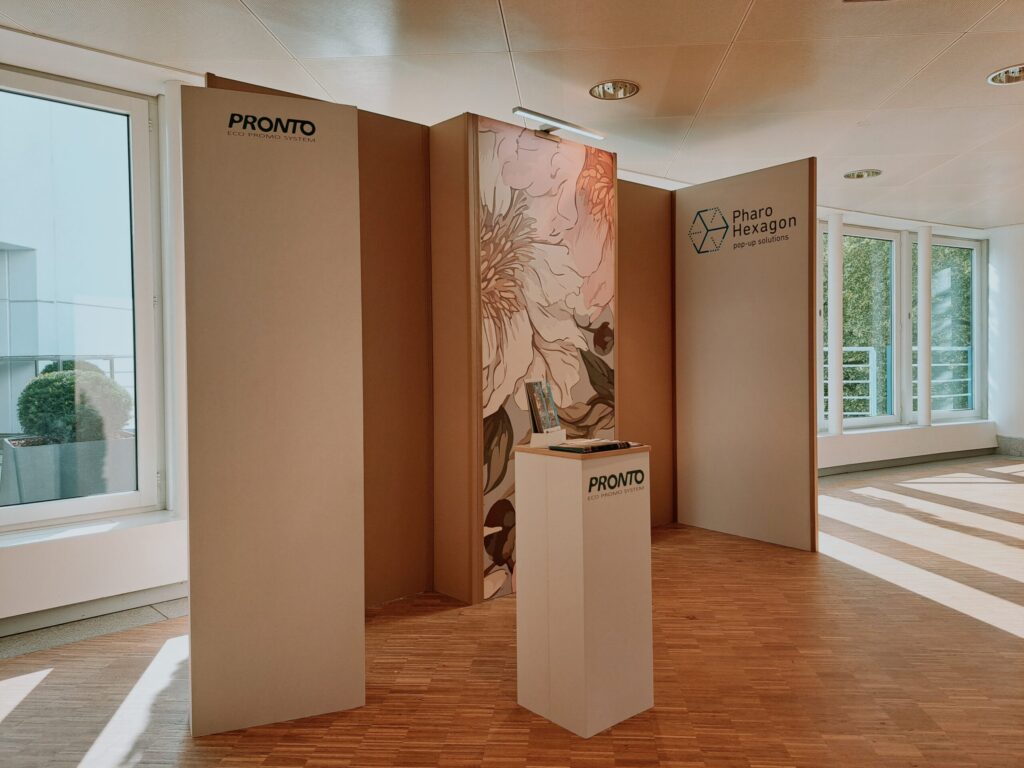 Cloison ECOPANEL, PLV, mobilier et stand d’exposition en carton recyclé et recyclable, naturel, biodégradable, durable, écologique, construction respectueuse de l'environnement avec une réduction d’émission de CO2 considérable, avantageux en termes d'empreinte écologique, solution légère, facile à monter et à transporter, un geste pour la planète, une image éco-responsable, innovante et moderne, en accord avec les valeurs écologiques, non à la pollution en plastique