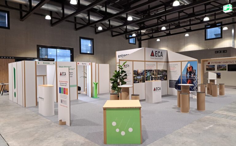 Cloison ECOPANEL, PLV, mobilier et stand d’exposition en carton recyclé et recyclable, naturel, biodégradable, durable, écologique, construction respectueuse de l'environnement avec une réduction d’émission de CO2 considérable, avantageux en termes d'empreinte écologique, solution légère, facile à monter et à transporter, un geste pour la planète, une image éco-responsable, innovante et moderne, en accord avec les valeurs écologiques, non à la pollution en plastique