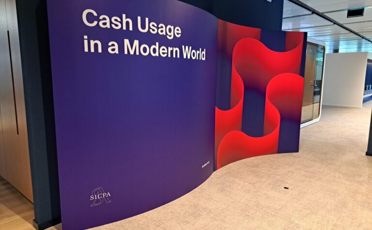 Cloison en carton recyclé et recyclable, naturel, biodégradable, durable, écologique, construction respectueuse de l'environnement avec une réduction d’émission de CO2 considérable, avantageux en termes d'empreinte écologique, solution légère, facile à monter et à transporter, un geste pour la planète, une image éco-responsable, innovante et moderne, en accord avec les valeurs écologiques, non à la pollution en plastique