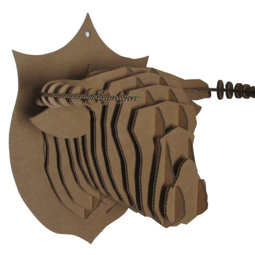 Trophée en carton recyclé et recyclable, naturel, biodégradable, durable, écologique, construction respectueuse de l'environnement avec une réduction d’émission de CO2 considérable, avantageux en termes d'empreinte écologique, solution légère, facile à monter et à transporter, un geste pour la planète, une image éco-responsable, innovante et moderne, en accord avec les valeurs écologiques, non à la pollution en plastique