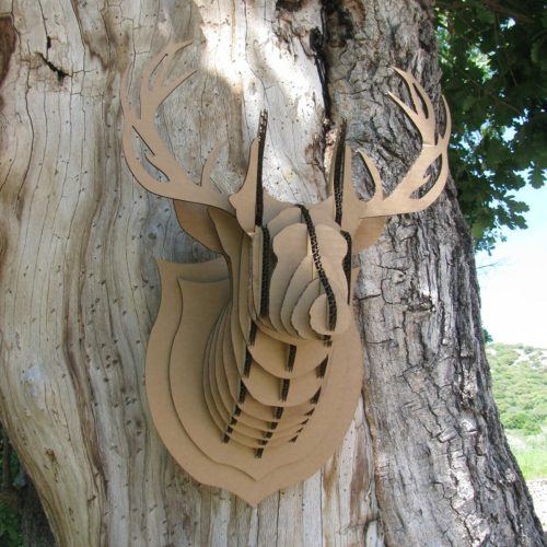 Trophée en carton recyclé et recyclable, naturel, biodégradable, durable, écologique, construction respectueuse de l'environnement avec une réduction d’émission de CO2 considérable, avantageux en termes d'empreinte écologique, solution légère, facile à monter et à transporter, un geste pour la planète, une image éco-responsable, innovante et moderne, en accord avec les valeurs écologiques, non à la pollution en plastique