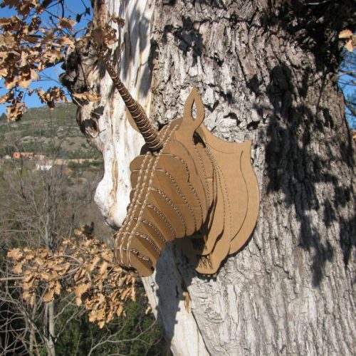 Trophée en carton recyclé et recyclable, naturel, biodégradable, durable, écologique, construction respectueuse de l'environnement avec une réduction d’émission de CO2 considérable, avantageux en termes d'empreinte écologique, solution légère, facile à monter et à transporter, un geste pour la planète, une image éco-responsable, innovante et moderne, en accord avec les valeurs écologiques, non à la pollution en plastique, Pharo Hexagon