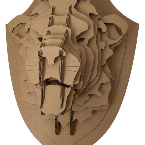 Trophée en carton recyclé et recyclable, naturel, biodégradable, durable, écologique, construction respectueuse de l'environnement avec une réduction d’émission de CO2 considérable, avantageux en termes d'empreinte écologique, solution légère, facile à monter et à transporter, un geste pour la planète, une image éco-responsable, innovante et moderne, en accord avec les valeurs écologiques, non à la pollution en plastique, Pharo Hexagon